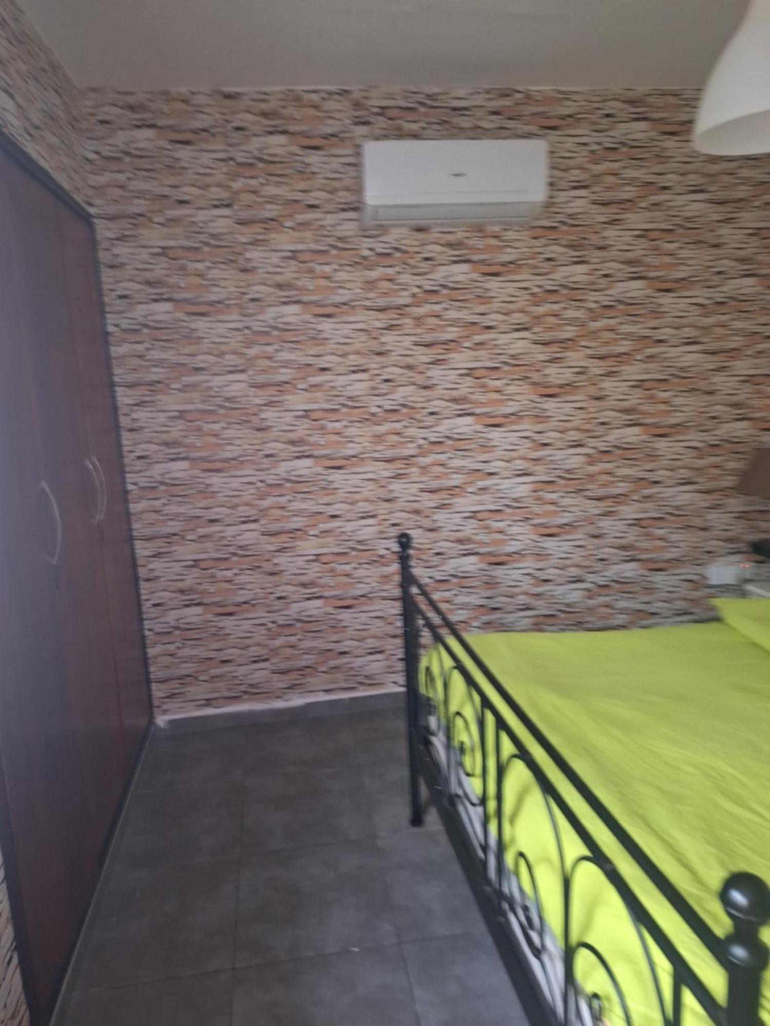 Spacious 1 Bedroom In Center Of Apartment *