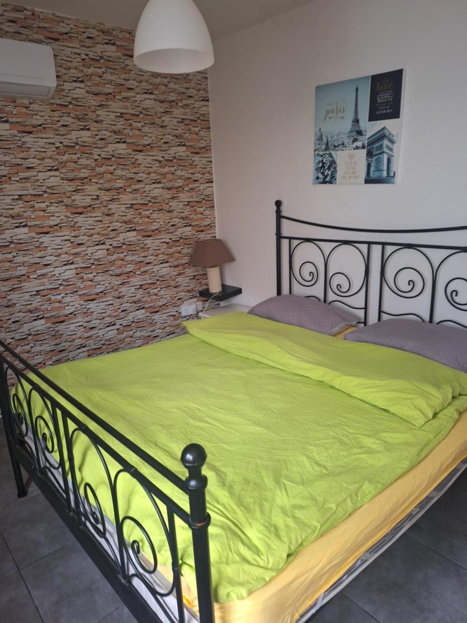 Spacious 1 Bedroom In Center Of *